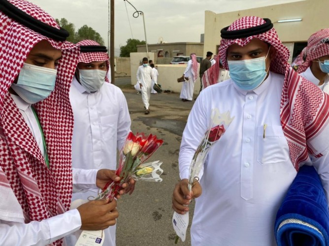 وسط إجراءات احترازية.. محافظ الحرث يؤدي صلاة عيد الفطر بجامع البيضاء