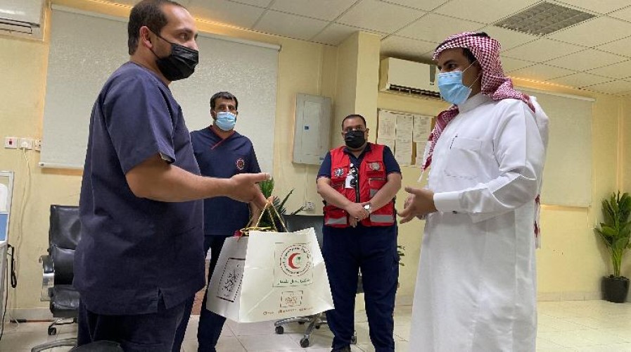 مدير عام الهلال الأحمر بالجوف ينقل معايدة رئيس الهيئة لمنسوبي المنطقة