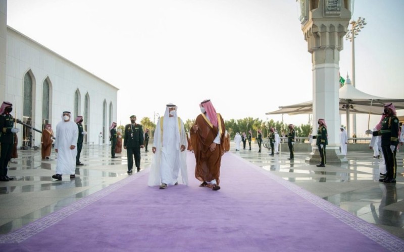 الهيئة الملكية تلون آثار ومعالم العلا بالبنفسج