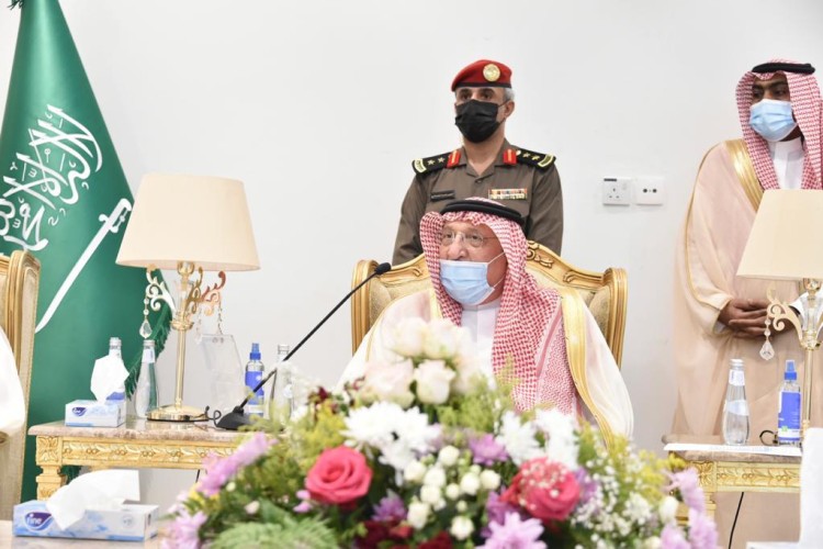 سمو أمير منطقة جازان وسمو نائبه يعايدان العاملين بمركز لقاحات كورونا بمركز الأمير سلطان الحضاري..