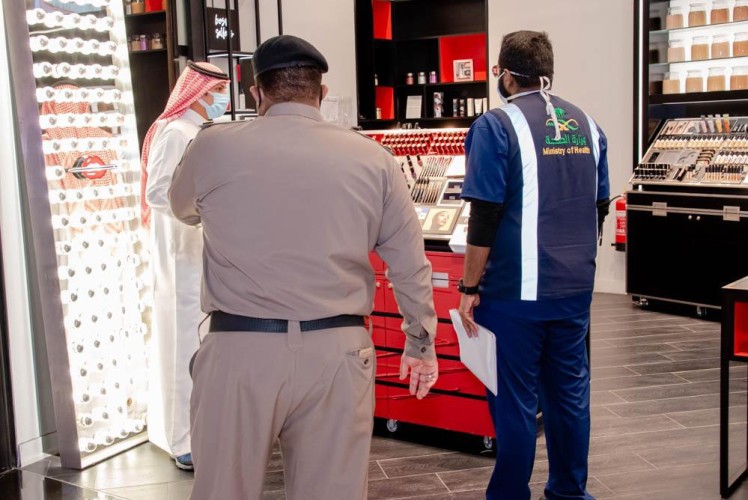 صحة الشرقية تواصل جولاتها لرصد السلوكيات بالظهران وإغلاق منشأتين لعدم الالتزام بالإجراءات الاحترازية