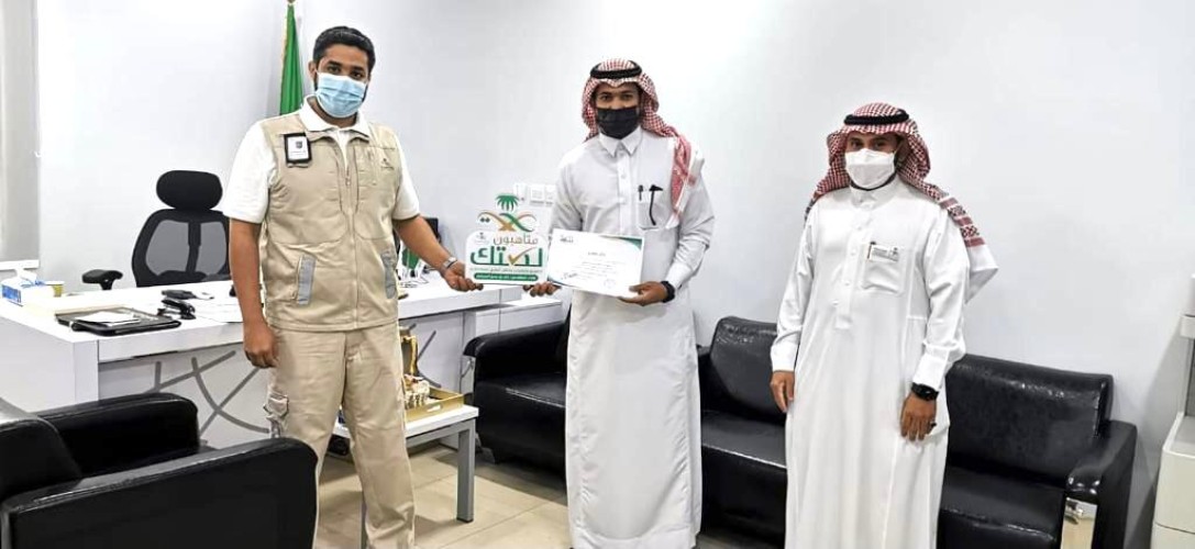 صحة جازان تكرم المهندس خالد بن حسن السبعي نظير عمله البطولي بإنقاذ حياة طفل من الغرق بشاطئ بيش