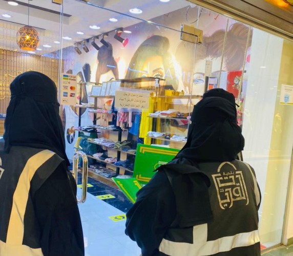 مراقبات بلدية القريات إنذار ومخالفة 5 منشآت