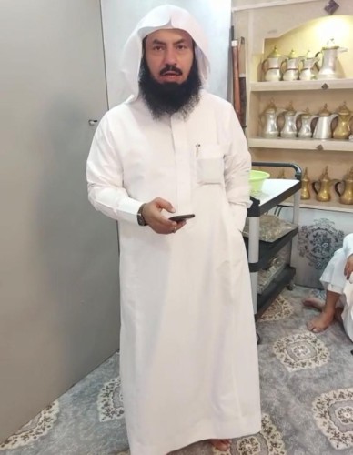 المعلم فهد بن ثروي الشمري يلتقي بـ”أصدقائه” ويقيم مأدبة عشاء ترحيباً وأحتفاء  بهم في حي السلي بالرياض