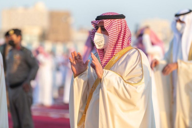 أمير منطقة تبوك يتقدم جموع المصلين لأداء صلاة عيد الفطر المبارك
