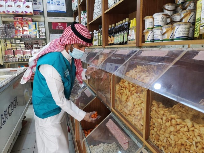 أمانة الشرقية تنفذ 1361 جولة رقابية وتغلق 6 منشآت مخالفة للإجراءات الاحترازية في الأسواق والمراكز التجارية أمس الأحد