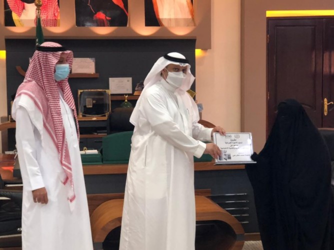 محافظ أحد المسارحة يطلع على أعمال جمعية بر المسارحة ويسلم المستفيدين قسائم استلام أجهزة  كهربائية