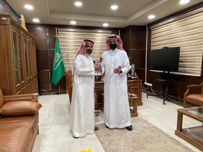 فريق “نسعدهم التطوعي” يوزع ورود لمنسوبي جامعة الحدود الشمالية