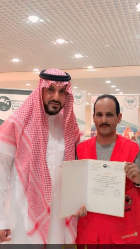 رئيس الاتحاد السعودي يكرم الحكم الدولي العنزي