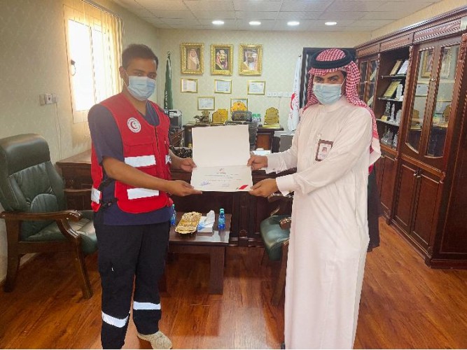 مدير هلال الجوف يكرم سفراء الحياة نيابة عن رئيس الهيئة