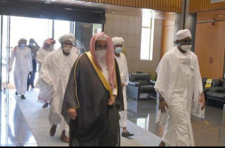 وزير الأوقاف السوداني يزور مجمع طباعة المصحف بالمدينة المنورة