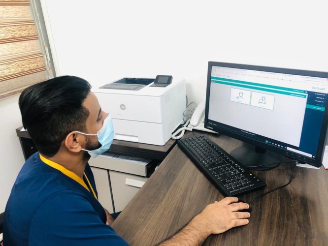 مركز لقاحات كورونا بمستشفى ضمد العام يواصل تقديم خدماته للمستفيدين