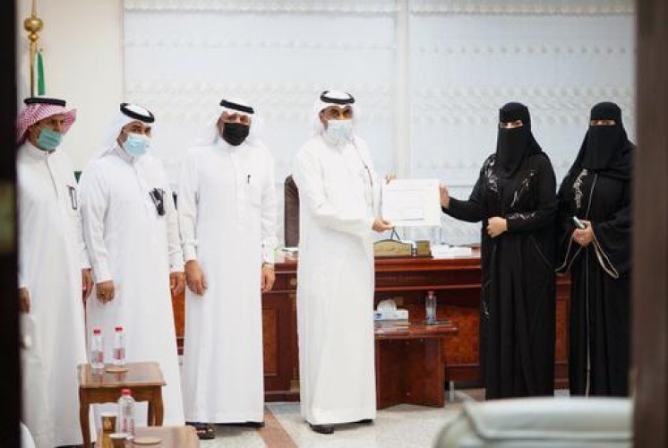 رئيسة مجلس إدارة جمعية سر الفن البصري تتسلم شهادة تسجيل الجمعية بالموارد البشرية في الجوف