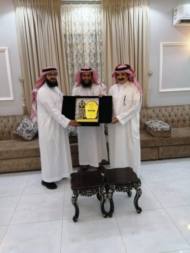 لجنة التنمية بالشعف تكرم آل مشاري والقحطاني