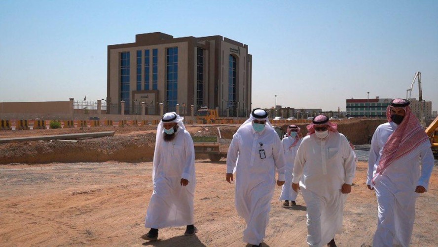 أمين تبوك يقف على الخدمات والمشاريع البلدية