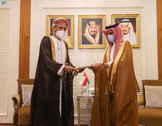 خادم الحرمين الشريفين يتلقى رسالة خطية من سلطان عُمان