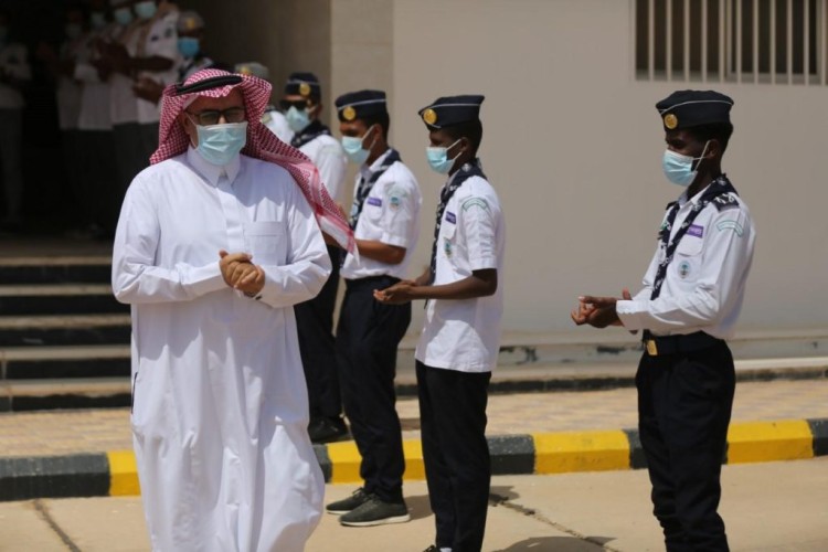 كشافة يُفاجئون قائدهم بممر شرفي في يوم تقاعده 