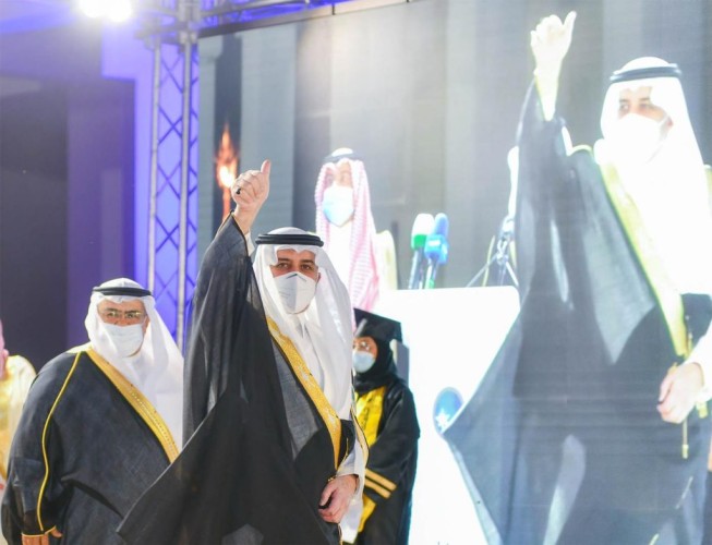 أمير تبوك يرعى حفل تخريج الدفعتين الـ 13 من حملة البكالوريوس والثامنة من حملة الماجستير لطلاب وطالبات جامعة فهد بن سلطان