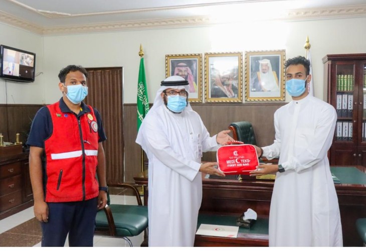 فرع هيئة الهلال الأحمر بجازان تكرم الاخصائي عزي بقال ” منقذ المصاب بوادي لجب