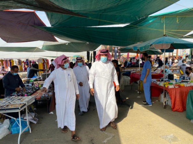 محافظ العيدابي يقوم بجولة تفقدية لسوق الأربعاء الشعبي بالمحافظة