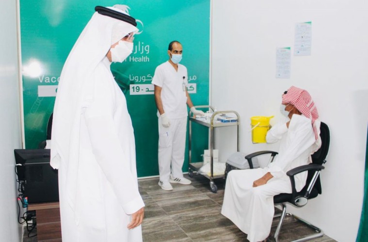 مدير تعليم تبوك يزور مركز اللقاحات في قاعة الأمير فهد العلمية ويلتقي بمنسوبي التعليم
