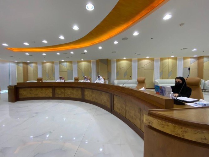 معالي رئيس جامعة الباحة الاجتماع الثاني للجنة وضع الخطط والتدابير لضمان العودة الحضورية الأمنة