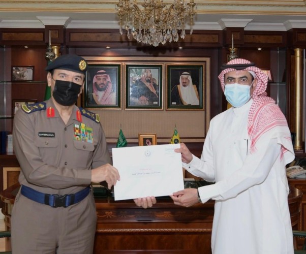 وزير الداخلية يوجّه بتكريم مواطن منع نشوب حريق في مبنى سكني ..