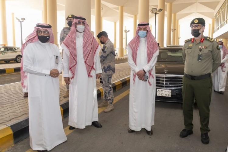 السفير السديري يطلع على سير العمل بمنفذ حالة عمار-المدورة الحدودي