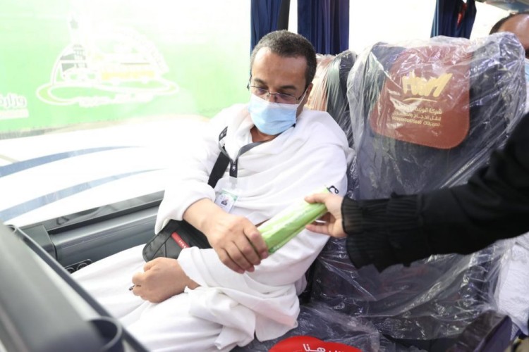 “الشؤون الإسلامية” تواصل تنفيذ مبادرة “ظل ووقاية2” بتوزيع أكثر من 30 ألف مظلة شمسية على ضيوف الرحمن