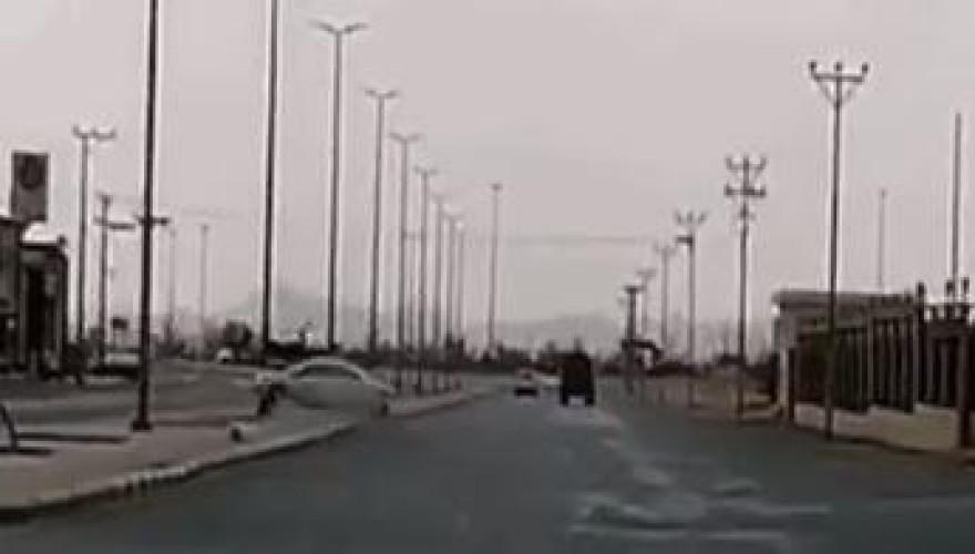 بالفيديو .. قائد مركبة بحائل يصطدم بعمود إنارة أثناء ممارسته التفحيط