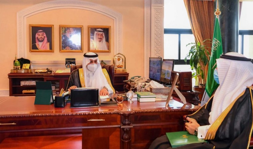 أمير تبوك يطلع على تقرير عن سير العمل بمراكز اللقاحات بالمنطقة