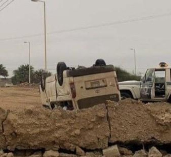 صور .. اعصار يتسبب في انقلاب مركبة بجزيرة فرسان