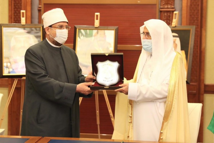 الأوقاف المصرية تقدم درعها لوزير الشؤون الإسلامية  نظير جهوده في تجديد فهم الخطاب الديني ونشر الوسطية والاعتدال