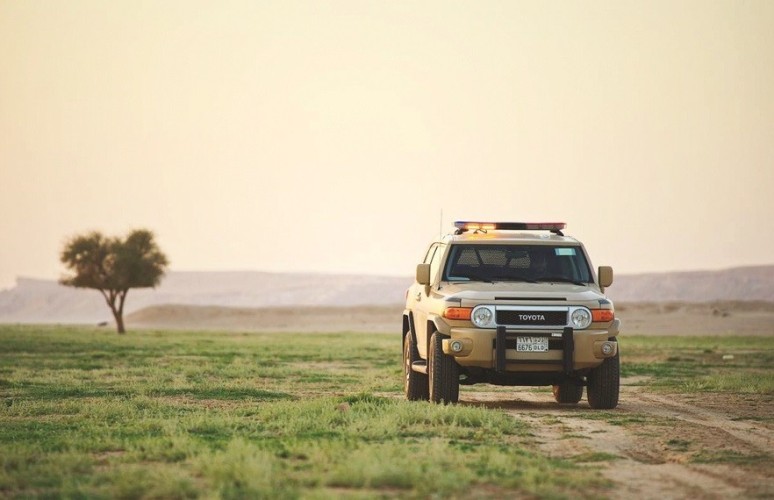 القوات الخاصة للأمن البيئي تضبط مخالفين لنظام البيئة يقومون بنقل الرمال وتجريف التربة