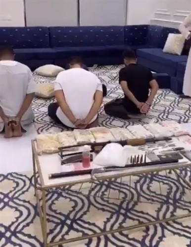 بالفيديو: لحظة ضبط 3 مواطنين تورطوا في الترويج للمواد المخدرة داخل استراحة بجدة