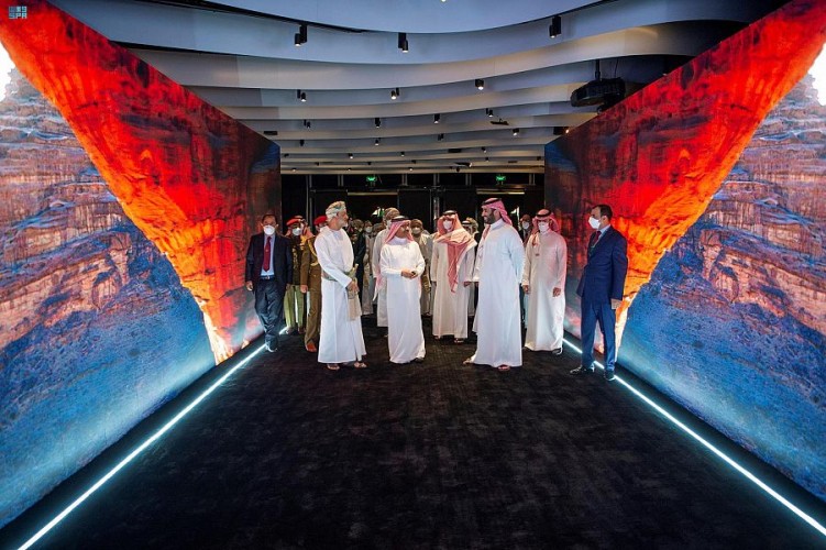 ولي العهد يصحب سُلطان عُمان في جولة بمركز نيوم للإثراء المعرفي