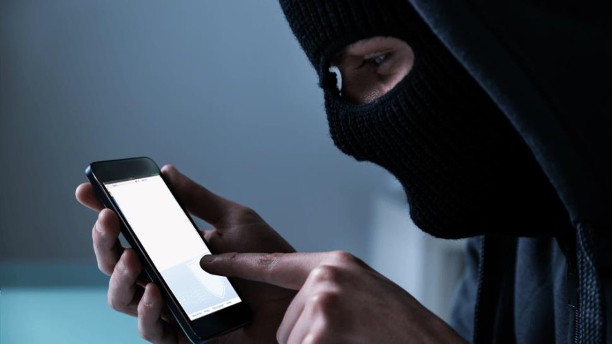 يبدأ بـ “011” .. تحذير من محقق جنائي بشأن اختراق الجوال وسرقة البيانات