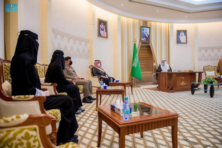 نظير مسؤوليتها الوطنية .. أمير القصيم يكرم المواطنة “الهنوف الشقيق” .. ويضع حجر الأساس لـ”مشروع فلل الفردوس”