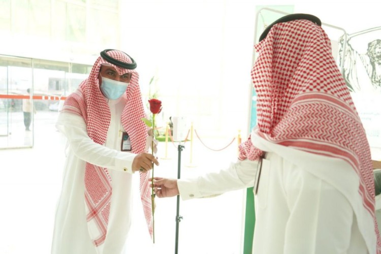 أثناء معايدة منسوبي الإدارة .. مدير تعليم صبيا الدكتور الخرمي “يبارك للقيادة نجاح موسم الحج”