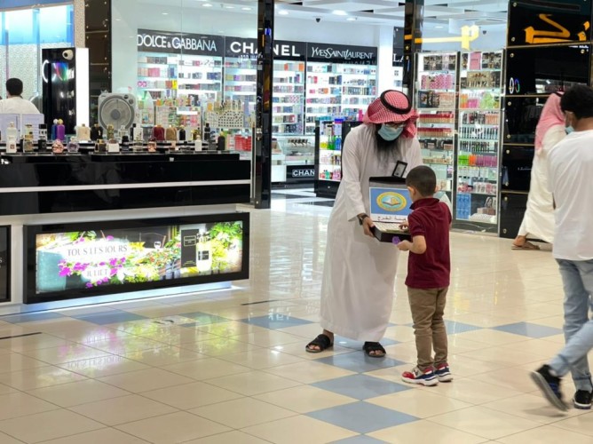 ” الأمر بالمعروف ” تشارك المتسوقين فرحة العيد في الخرج”