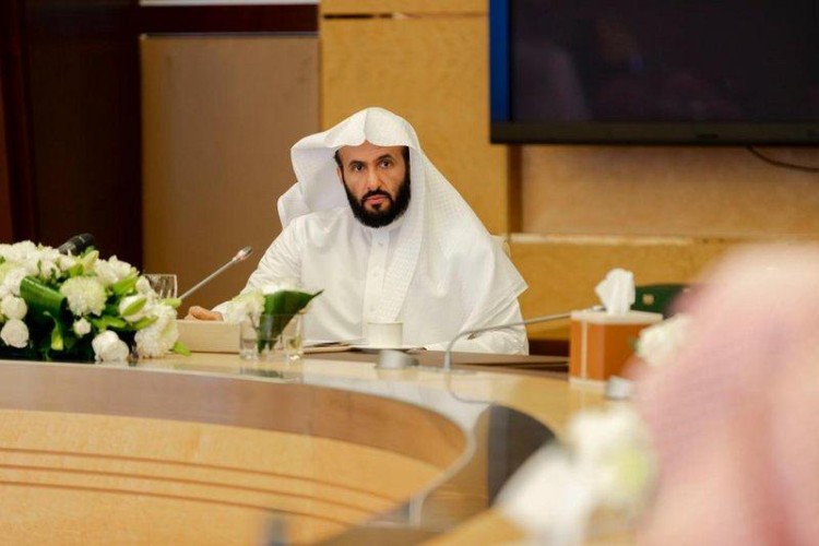 استغلوا النفوذ الوظيفي ووجود شبهة التزوير .. مصادر: وزير العدل يصدر قرار يقضي بكفّ يد (3) كُتّاب عدْل