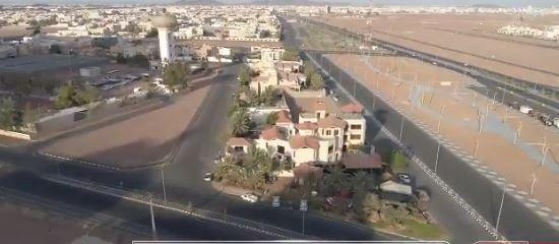 حوله إلى مضيف لعابري السبيل .. المواطن “نايل الشمري” يزيل حواجز منزله المجاور لجبل أجا المكتوب عليه “أهلا بكم في حائل”