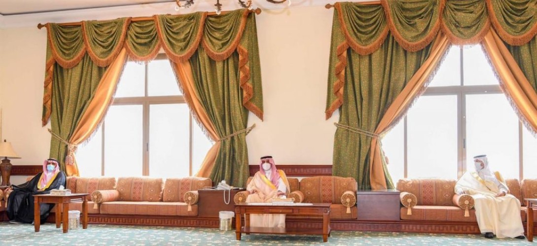 أمير منطقة تبوك يلتقي أهالي أملج وينوه بماتشهده المحافظة من حراك سياحي*