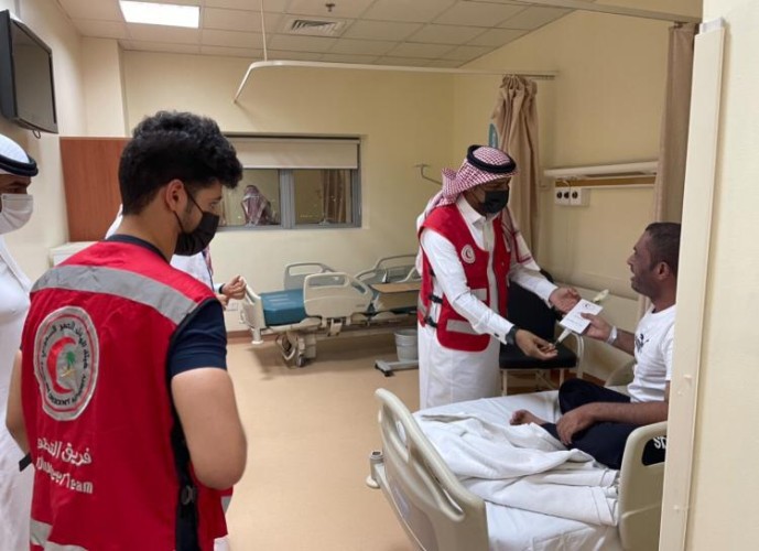 منسوبو ومتطوعو الهلال الأحمر بالجوف يعايدوا المرضى المنومين