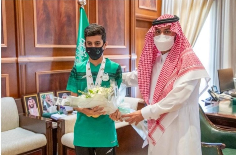 نائب أمير منطقة حائل يهنئ السباح مشاري الجميلي لحصوله على الميدالية الذهبية