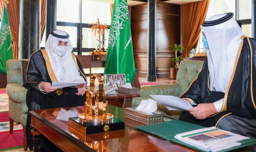 أمير تبوك يطلع على جهود أمانة المنطقة في مبادرة معالجة التشوهات البصرية