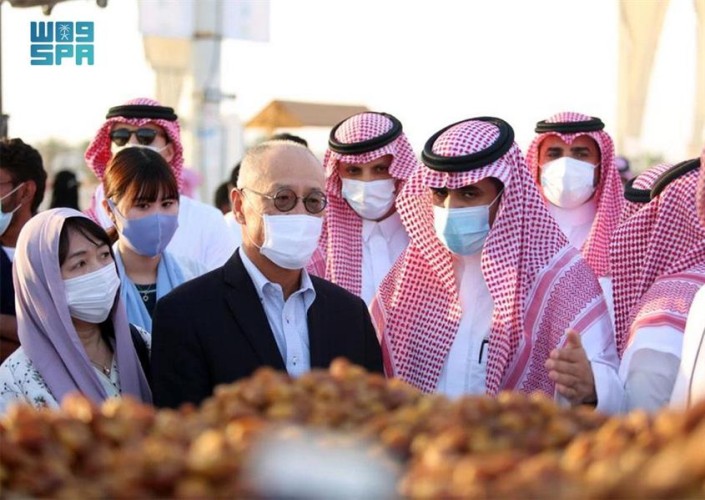 أشاد بحرص الشباب على الاستثمار .. السفير الياباني يزور مهرجاني التمور في بريدة وعنيزة