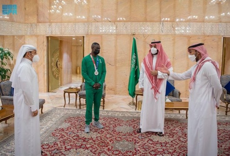 ولي العهد يلتقي اللاعب طارق حامدي الحائز على الميدالية الفضية في أولمبياد طوكيو 2020