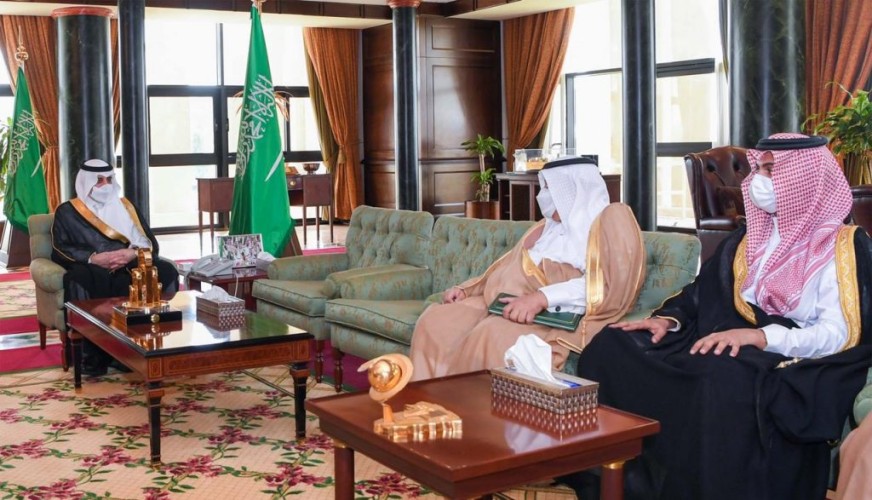 أمير منطقة تبوك يطلع على التقرير السنوي لأعمال ومنجزات المجلس البلدي بالمنطقة