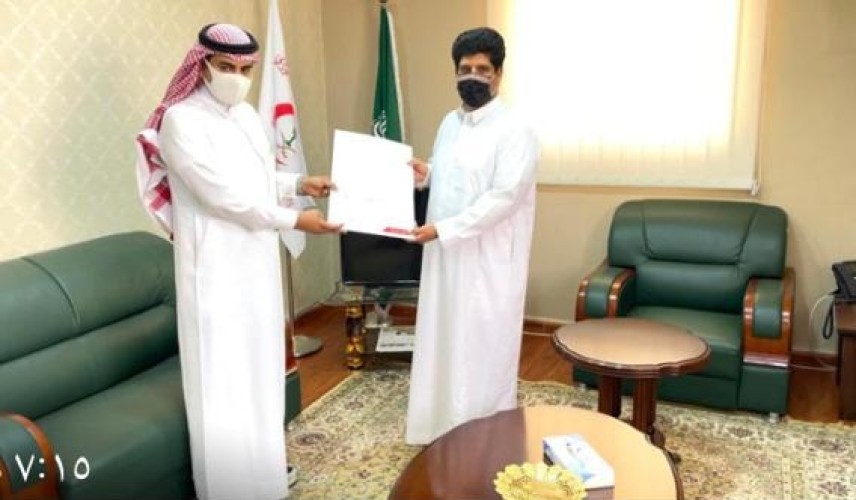 مدير الهلال الأحمر بالجوف يكرم بعض مدراء الإدارات بالفرع